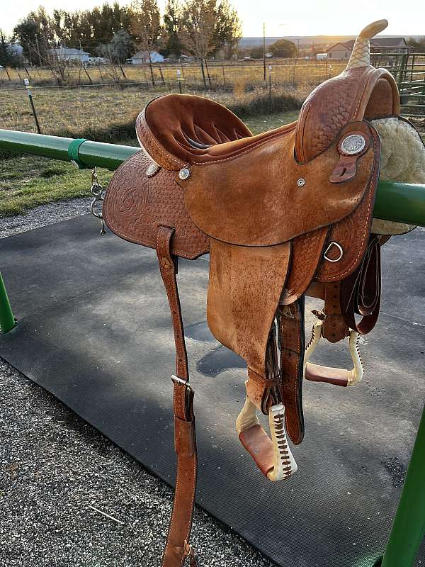 brown-leather-saddle