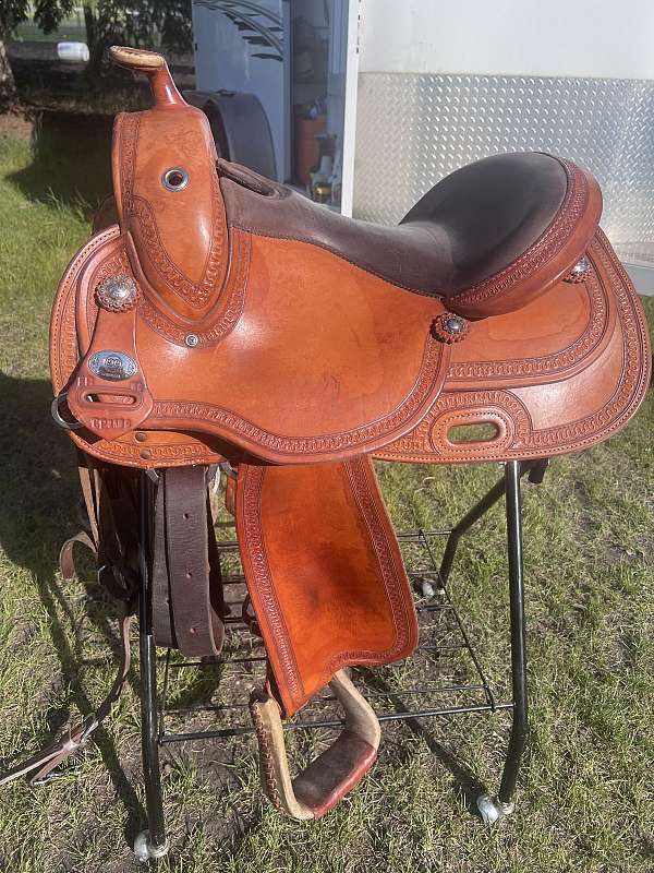 brown-leather-western-saddle