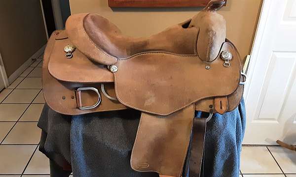 brown-leather-saddle