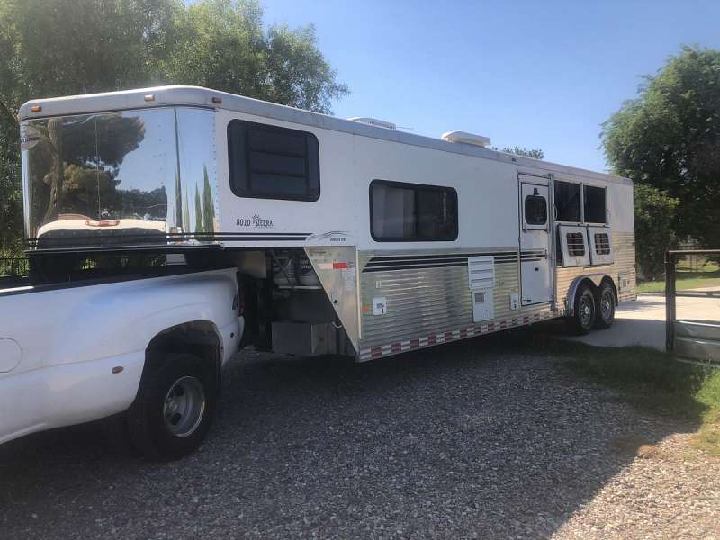 3 Horse Trailers With Living Quarters